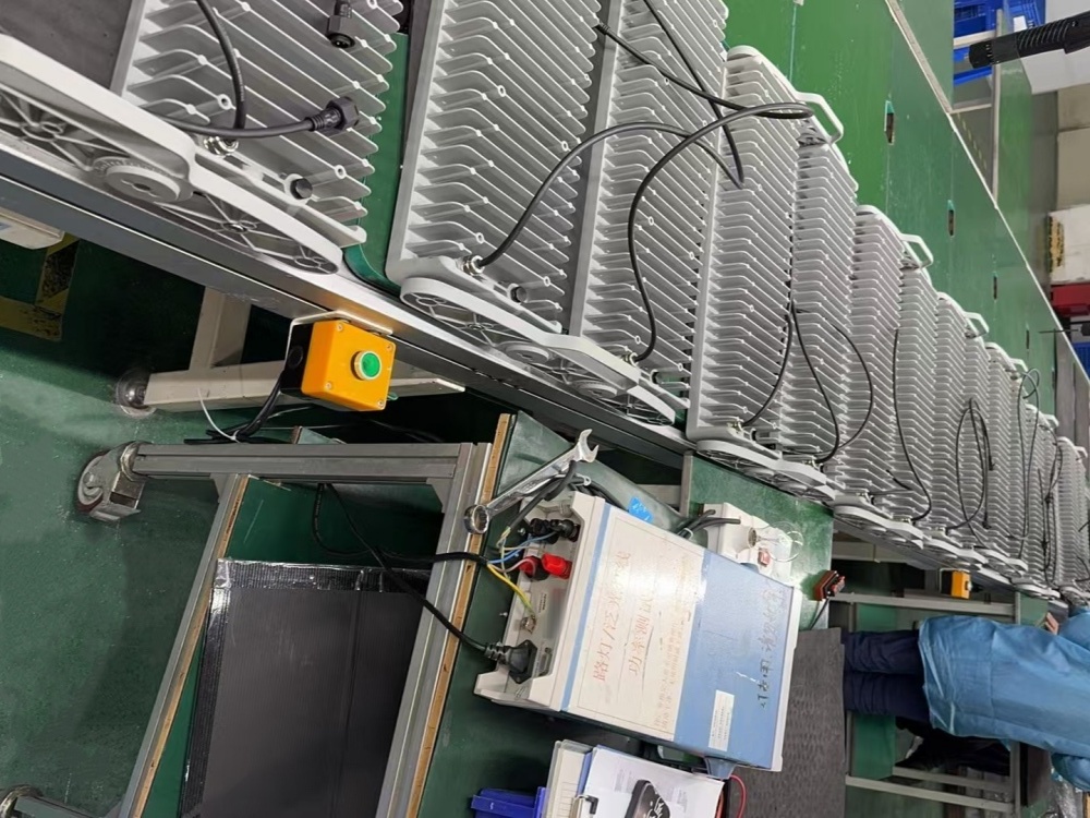 Modular LED stadium luminaire production